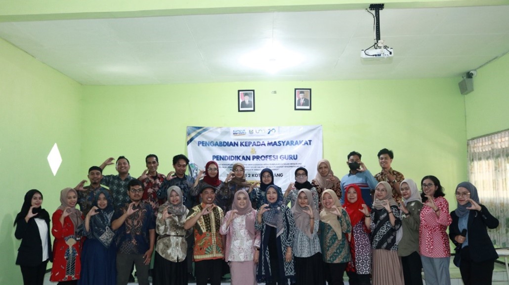 PELATIHAN MEDIA PEMBELAJARAN INTERAKTIF DENGAN APLIKASI GENIALLY DI SMK PGRI 2 MALANG BERSAMA TIM DOSEN DEPARTEMEN MANAJEMEN FEB-UM UNTUK MENDUKUNG TUJUAN SDGs ke-4 (PENDIDIKAN BERKUALITAS)