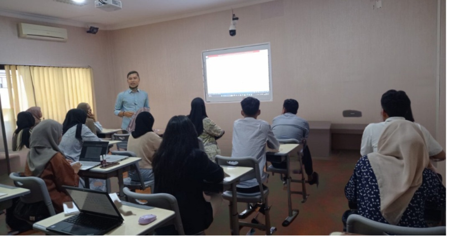 Dosen Universitas Negeri Surabaya Memberikan Perkuliahan Penelitian Pendidikan Bisnis di Prodi S1 Pendidikan Tata Niaga FEB UM