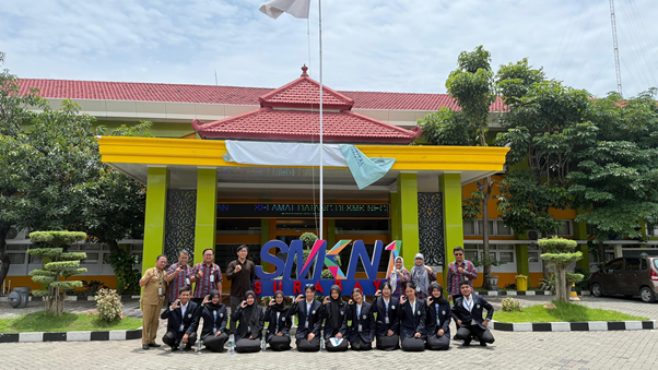 Jejak Mahasiswa UM di Surabaya: Mengukir Senyum dan Ilmu di SMEA