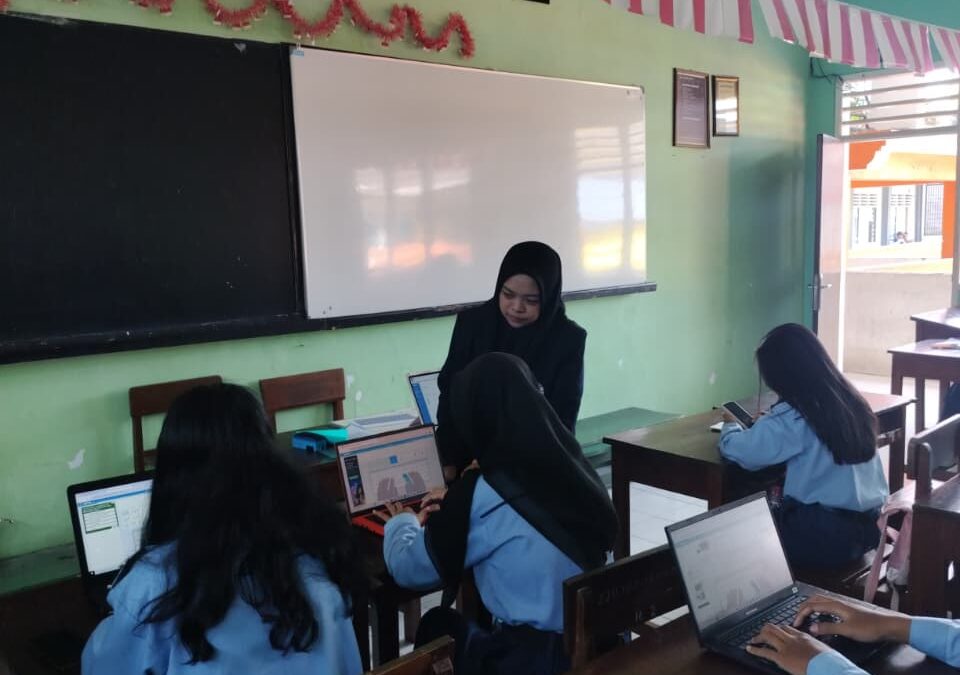 Siswa X DKMP 1 SMK Nasional Malang Tingkatkan Kompetensi Digital Perkantoran Melalui Platform Typing.com