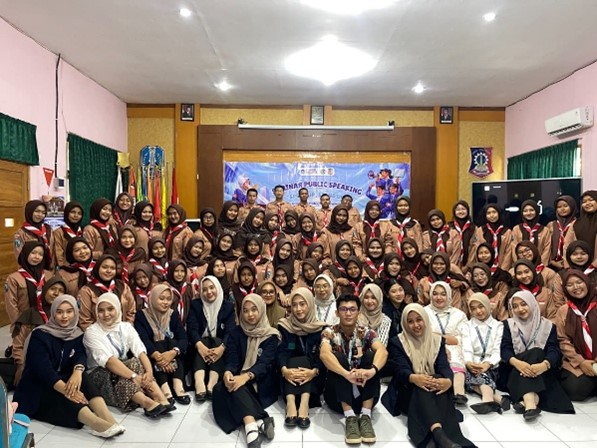 Mahasiswa PADP FEB UM Wujudkan Pembelajaran Inovatif dan Kesiapan Kerja Generasi Muda Melalui Teknologi Digital dan Pengembangan Kepribadian Profesional di SMKN 1 Pasuruan